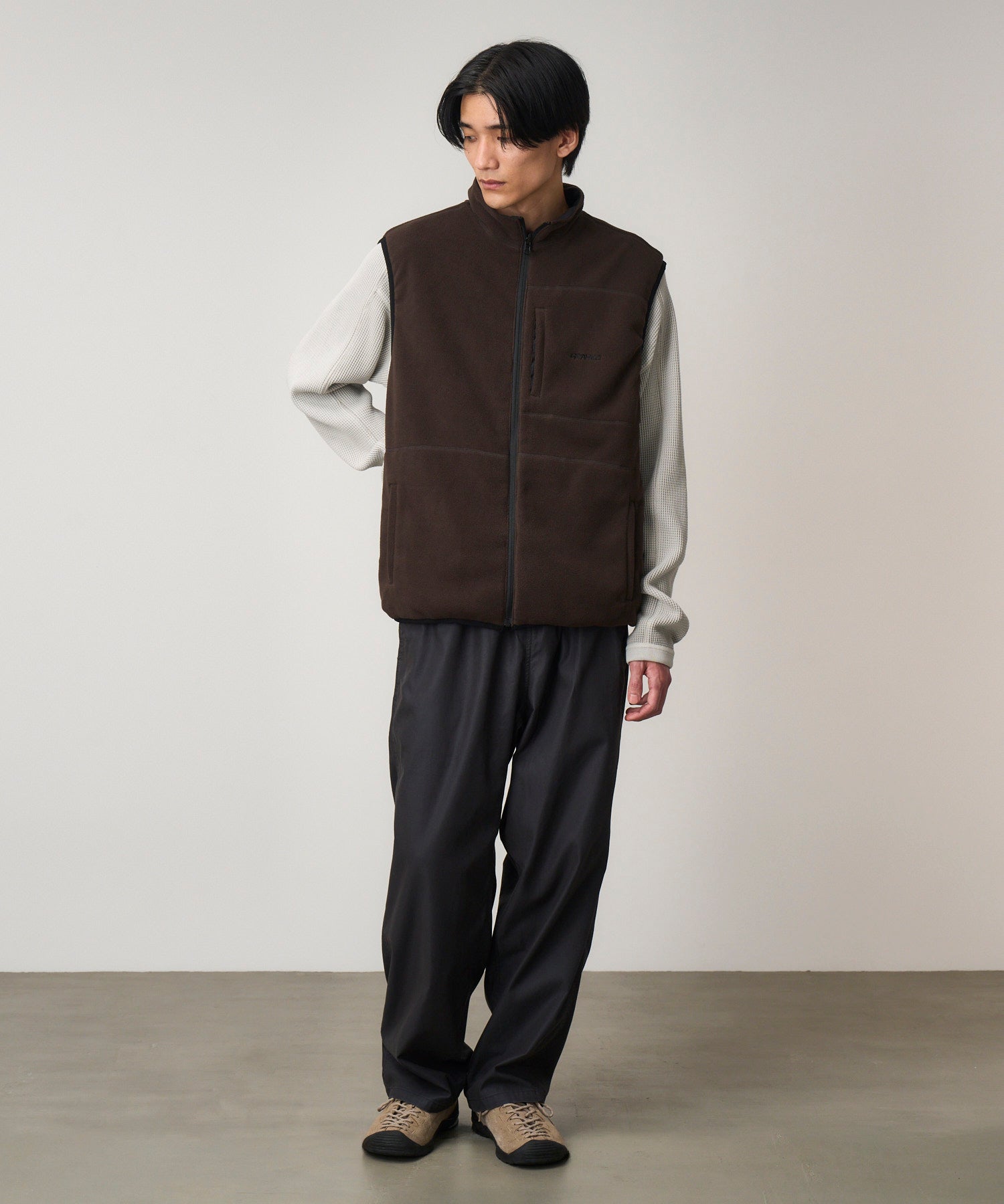 G5FU-P035_VINTAGEBLACK_fitting_U1