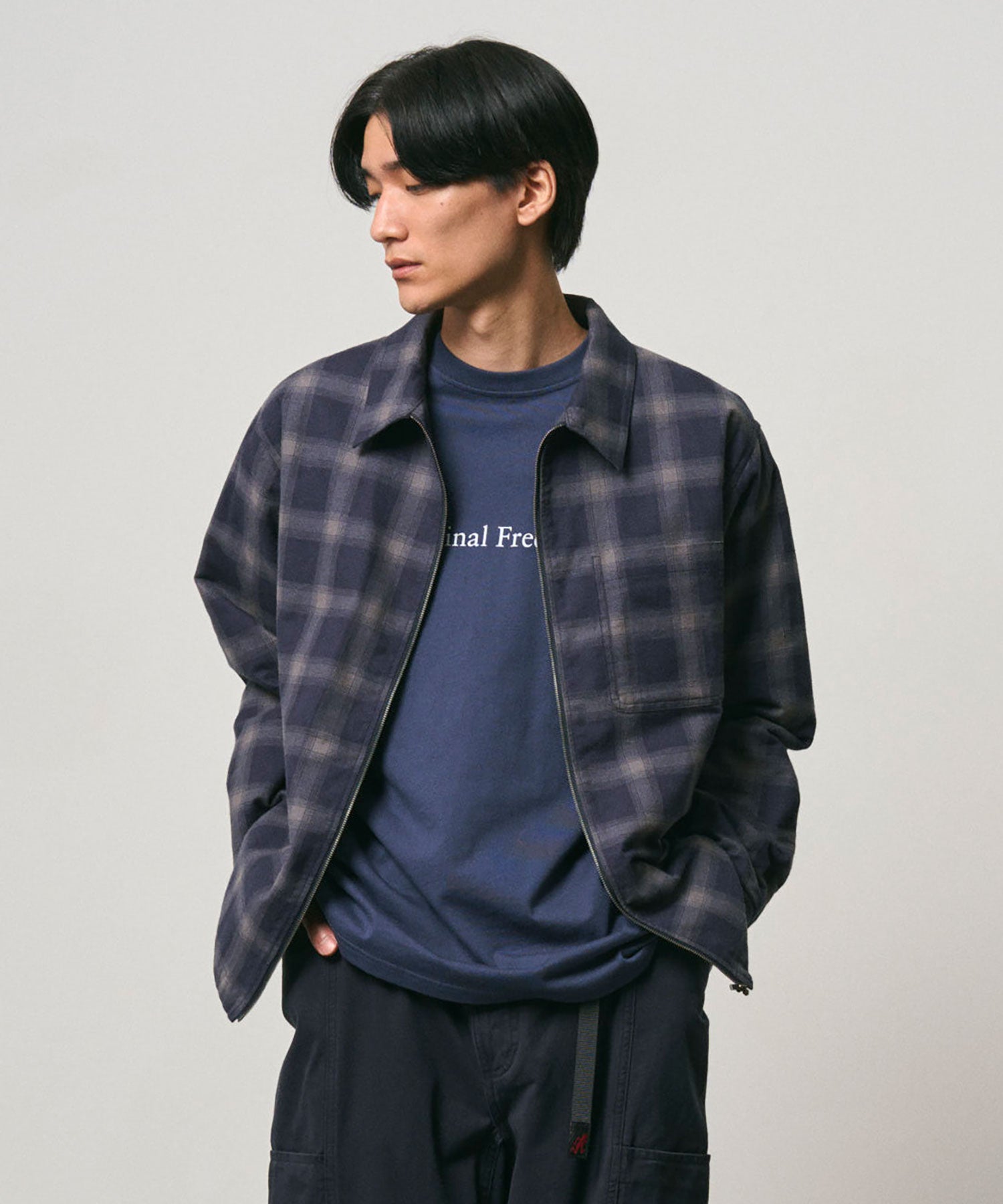 G6FM-J052_NAVYSHADOWPLAID_fitting_M1