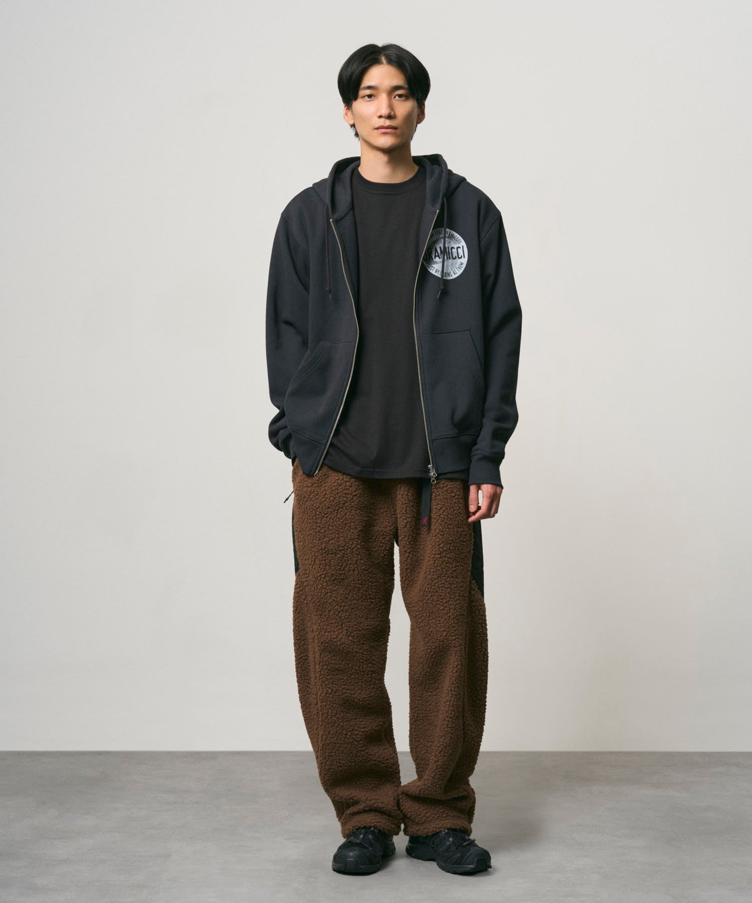 G6FM-J104_VINTAGEBLACK_fitting_M2