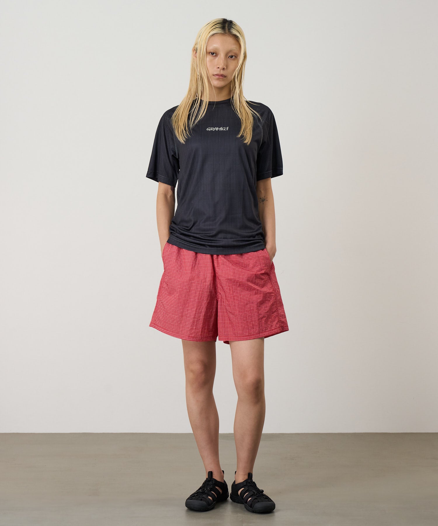 G6SU-J053_BLACK_fitting_W1