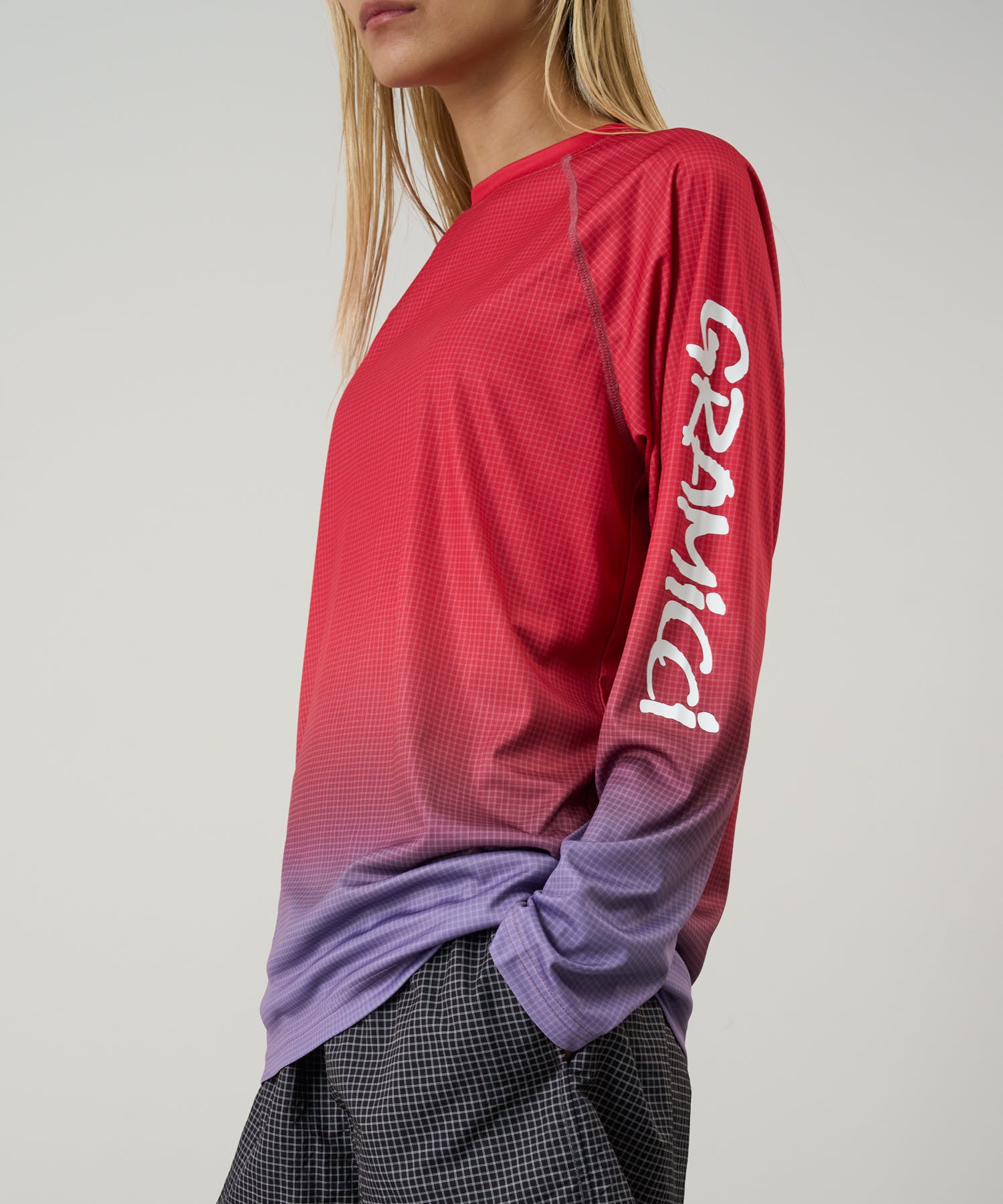 G6SU-J054_REDGRADIENT_fitting_W4