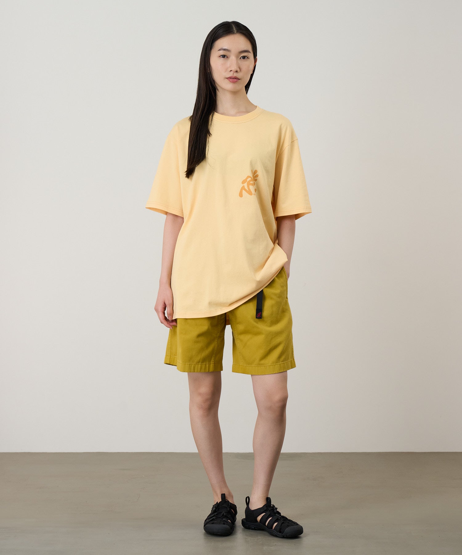 Mango fitting W1 outfit on model showing relaxed fit and fabric detail