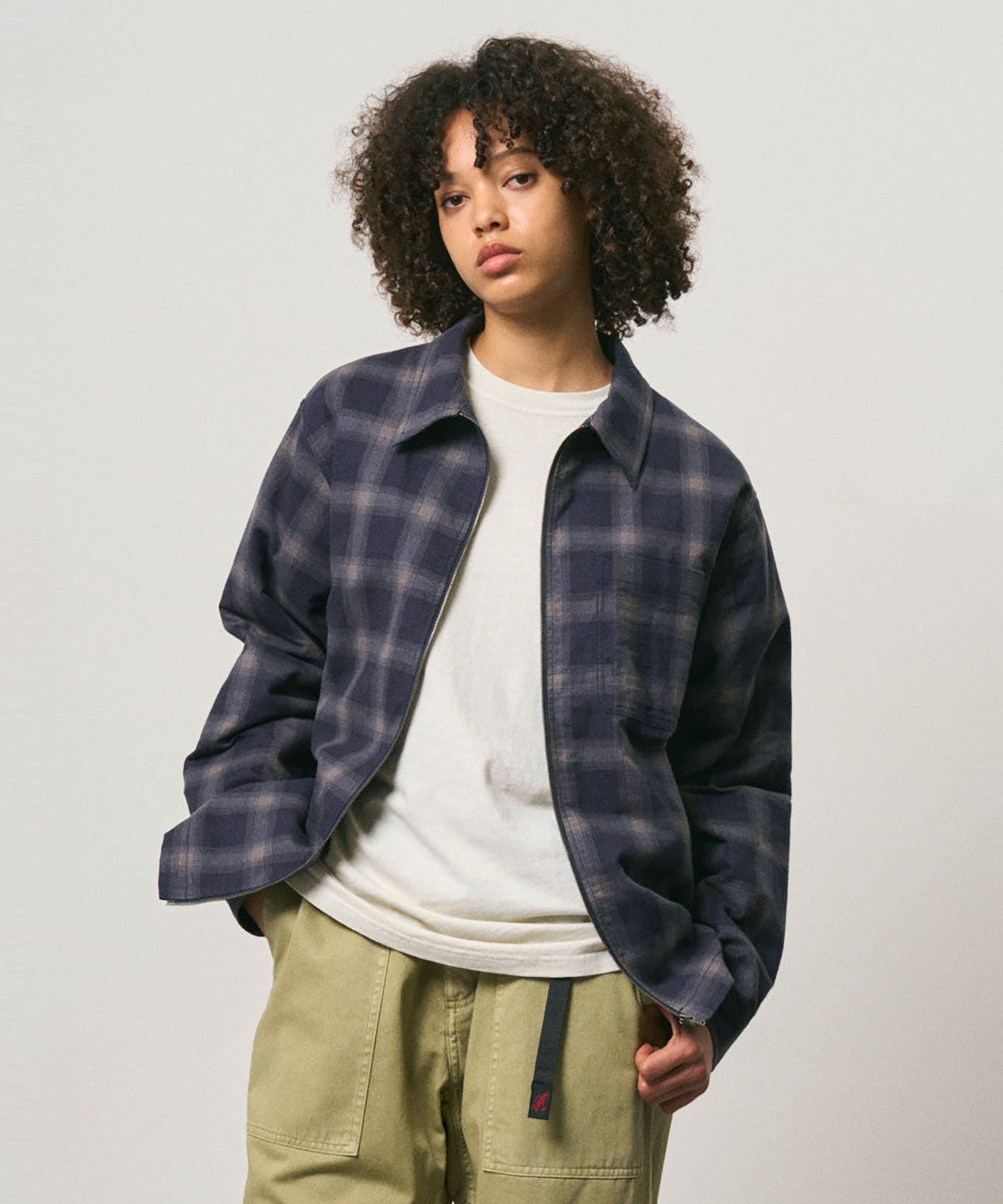 G6FM-J052_NAVYSHADOWPLAID_fitting_W1