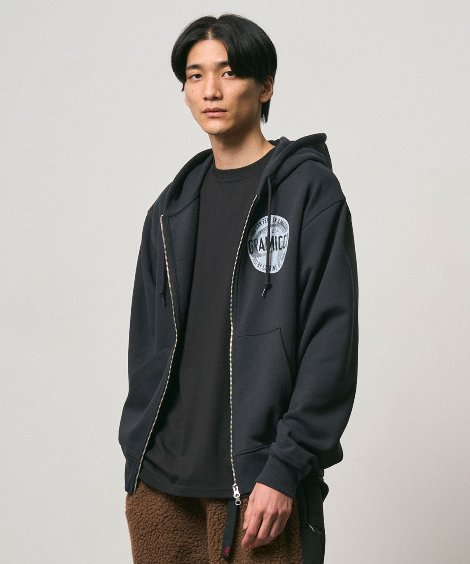 G6FM-J104_VINTAGEBLACK_fitting_M1