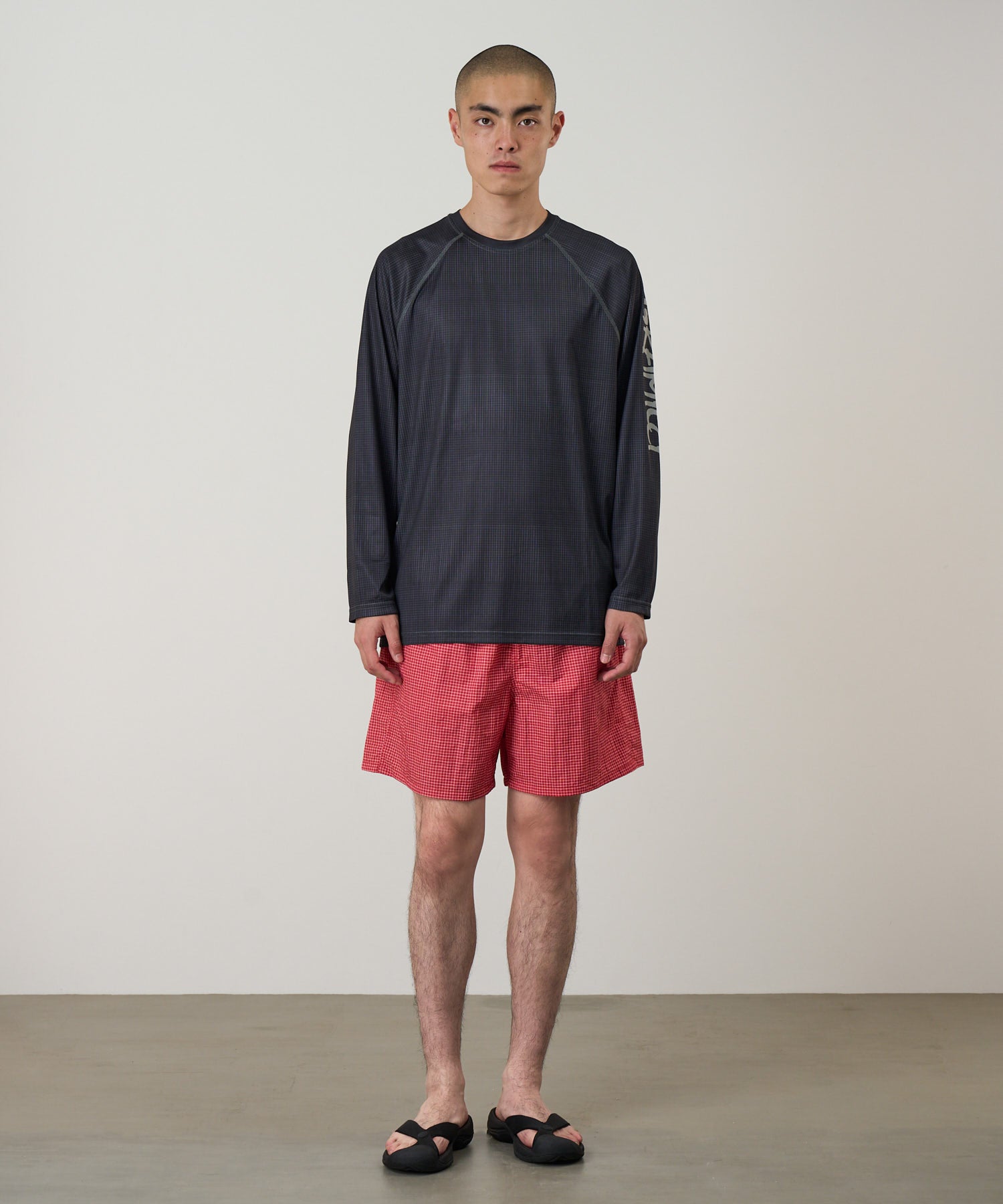 G6SU-J054_BLACK_fitting_M1